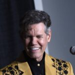 Randy Travis@2000x1500 1068x801