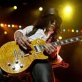 slash playing a les paul 2000x1500 1068x801