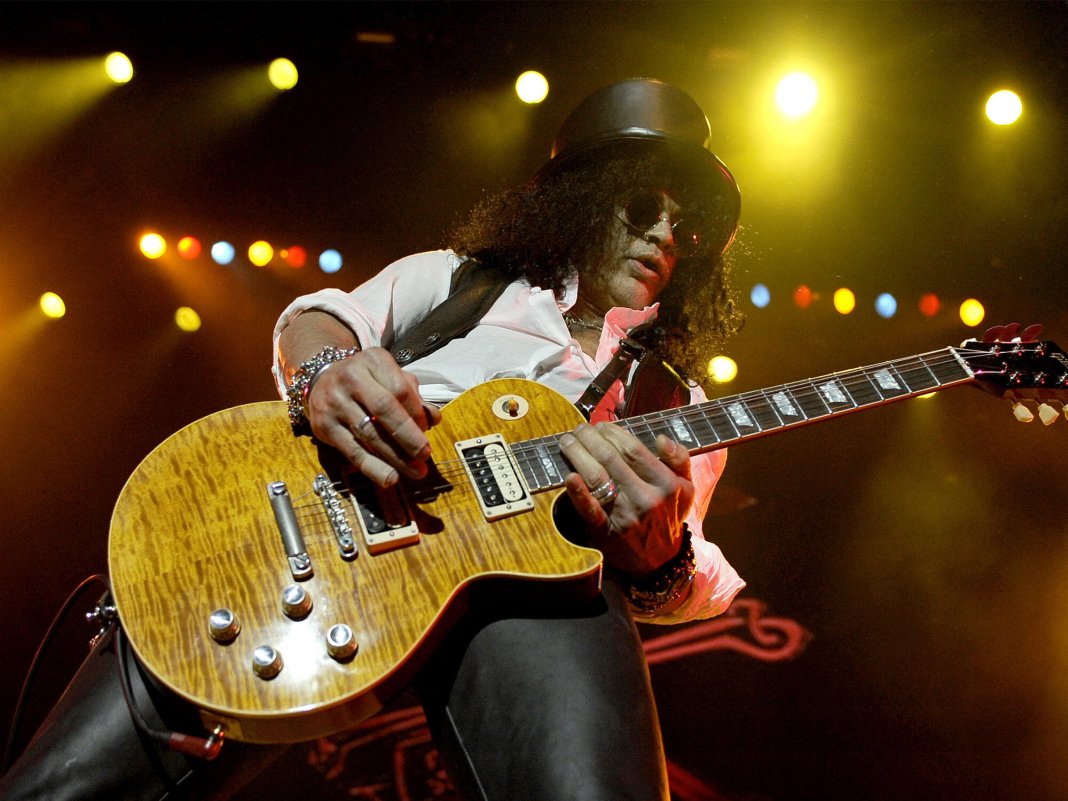 slash playing a les paul 2000x1500